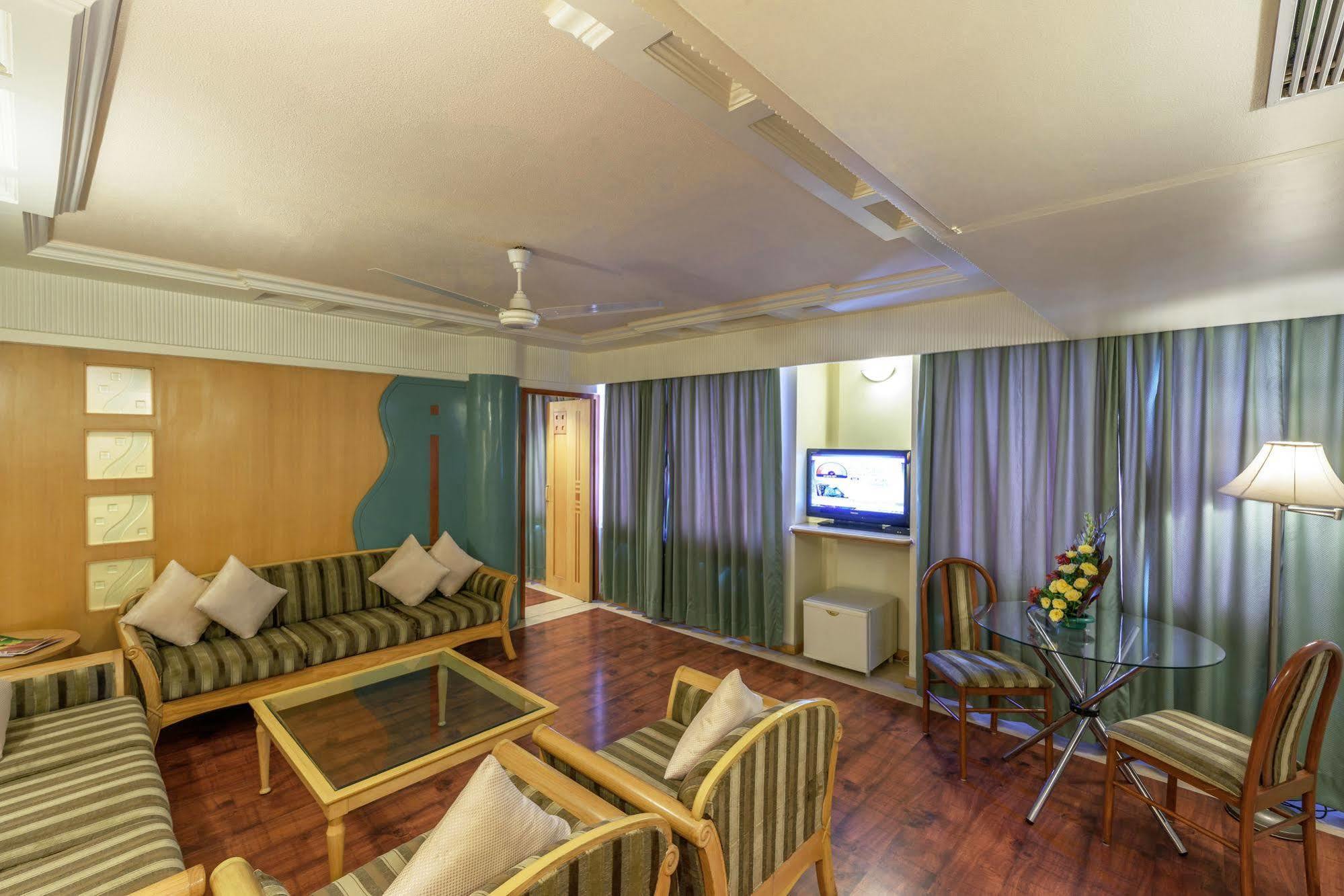 Comfort Inn President Near Ahmedabad Junction Station Exterior foto